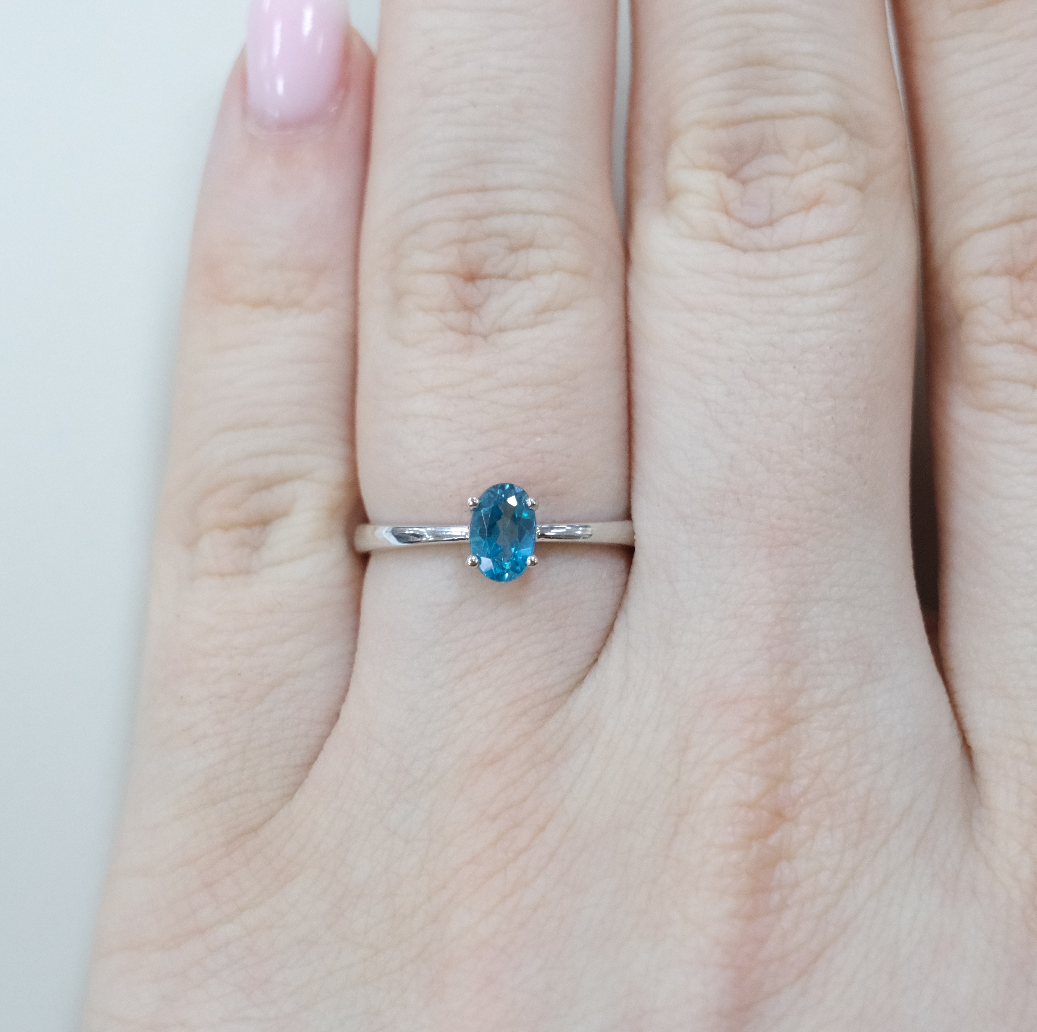 Серебряное кольцо с топазом Параиба